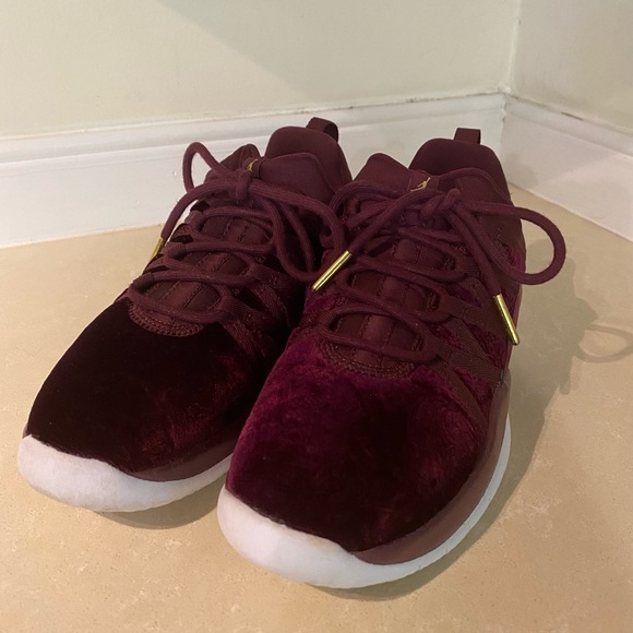 Nike Jordan Deca Fly Premium HC GG auburn velvet and gold - Picture 2 of 9